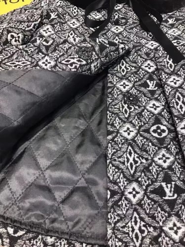 فستان على شكل معطف ثقيل من LV مزين بفرو على الرقبة