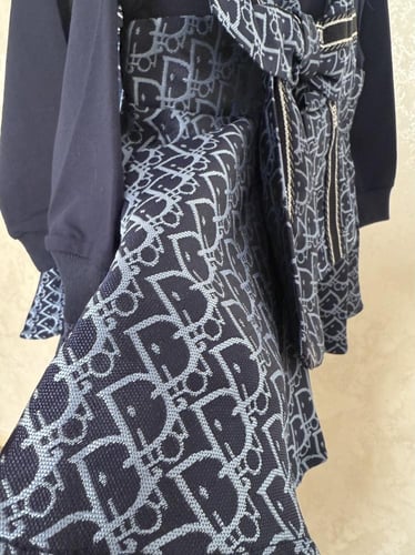 فستان ديور مزين بفيونكة كبيرة