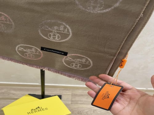 شال هرميز كشمير باللون البيج مع البوكس