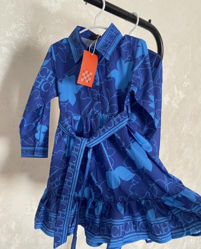 فستان ch مورد مزين بياقة وكرنيشة من الاسفل