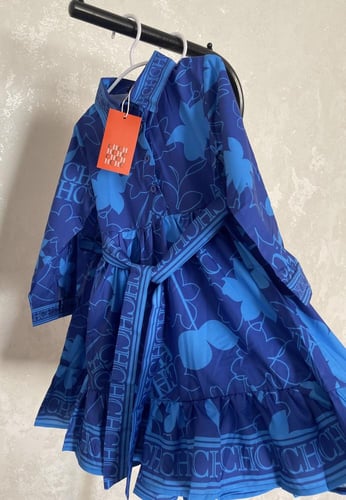 فستان ch مورد مزين بياقة وكرنيشة من الاسفل