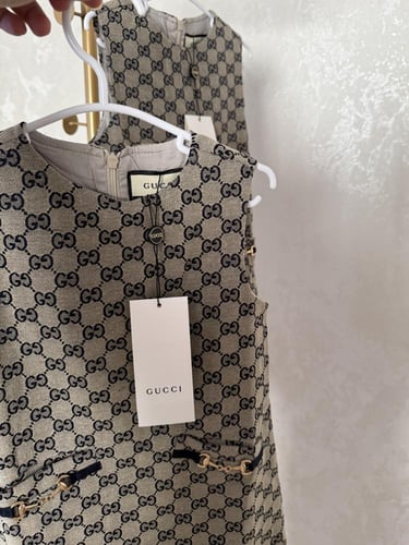 فستان قوتشي مزين باكسسوار فضي على الجيوب