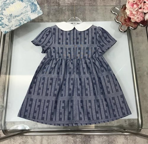 فستان فندي مزين بياقة بيضاء