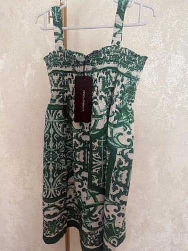 فستان D&G باللون الاخضر بدون اكمام