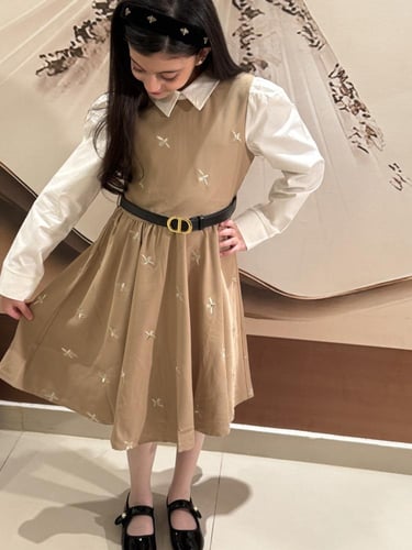 فستان ديور انيق مزين بفراشات ذهبي مقصب وحزام بعلام...