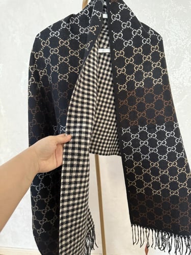 شال قوتشي كشمير باللون الأسود مع البوكس