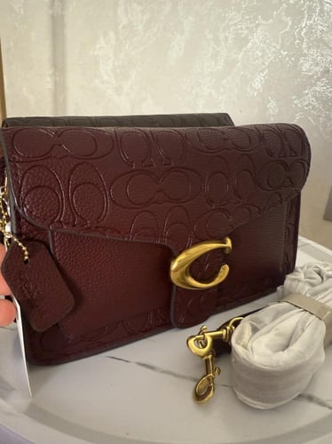 حقيبة كوتش باللون البرغندي المطفي الحجم الكبير