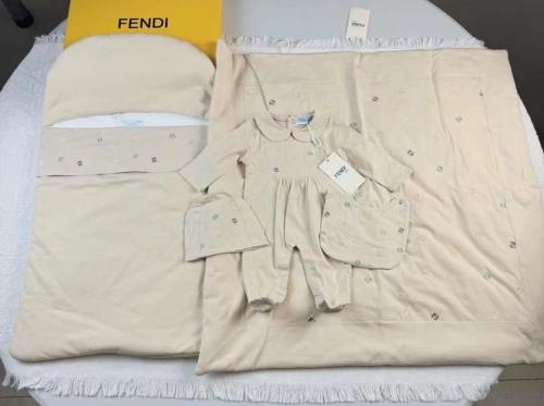 طقم استقبال فندي مطرز فخم 5قطع باللون البيج