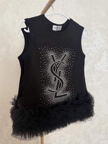 فستان سان لوران مزين بكشكشة من الاسفل وكريستال ولؤ...