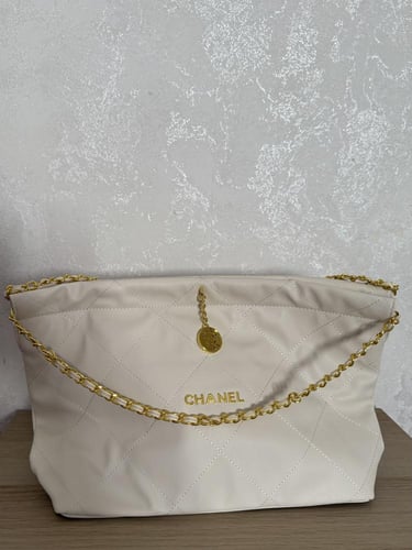 شنطة شانيل جلد كبيرة باللون السكّري