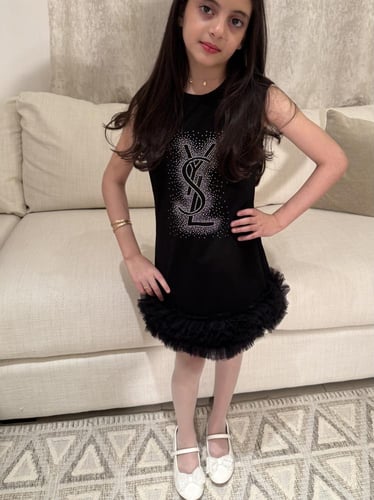 فستان سان لوران مزين بكشكشة من الاسفل وكريستال ولؤ...