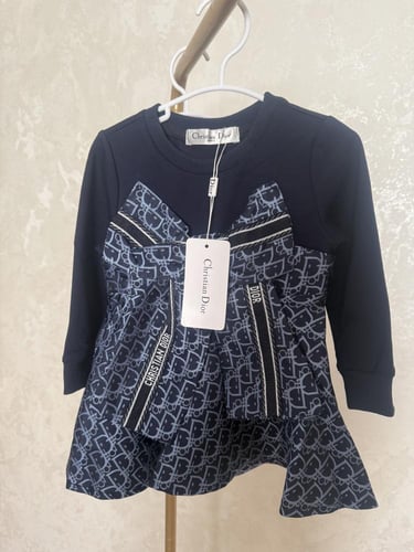 فستان ديور مزين بفيونكة كبيرة