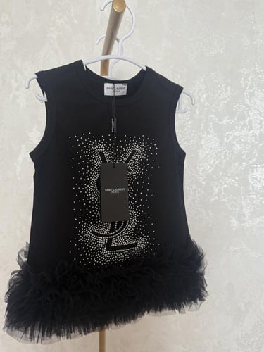 فستان سان لوران مزين بكشكشة من الاسفل وكريستال ولؤ...