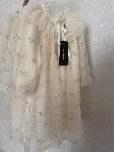 فستان D&G اوف وايت تل مطرز بالكامل مزين بياقة انيق...