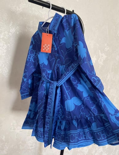 فستان ch مورد مزين بياقة وكرنيشة من الاسفل