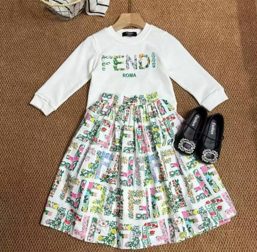 تيور فندي مورد بألوان انيقة وتطريز بارز على الهودي