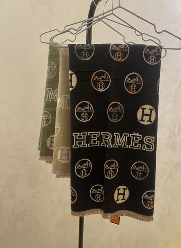 شال هرميز كشمير باللون الاسود مع البوكس