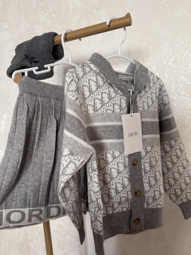 تيور ديور رمادي صوف بالكامل ٣ قطع سويتر+تنورة+قبعة