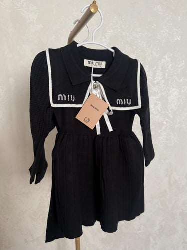 فستان ميوميو صوف مزين بياقة انيقة وبروش