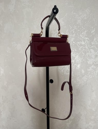 حقيبة سيسلي d&g باللون البرغندي اللامع