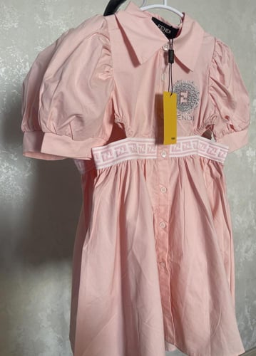 فستان فندي مزبن بفصوص وفتحات عند الخصر