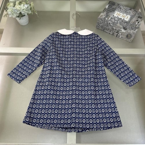 فستان قوتشي مزين بياقة وازارير لؤلؤ