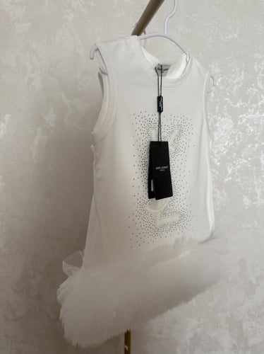 فستان سان لوران مزين بكشكشة من الاسفل وكريستال ولؤ...