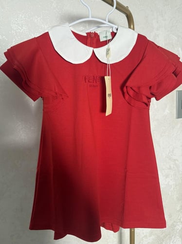 فستان فندي مزين بياقة وحركة على الكتف