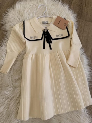 فستان ميوميو صوف محبوك مزين بكريستال وبروش انيق