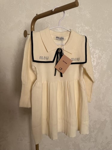 فستان ميوميو صوف محبوك مزين بكريستال وبروش انيق