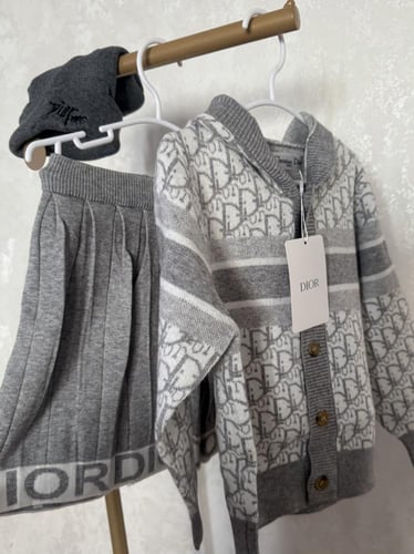 تيور ديور رمادي صوف بالكامل ٣ قطع سويتر+تنورة+قبعة