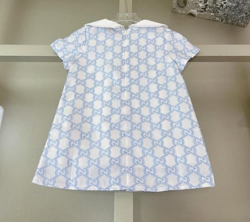 فستان قوتشي سماوي مزين بياقة بيضاء