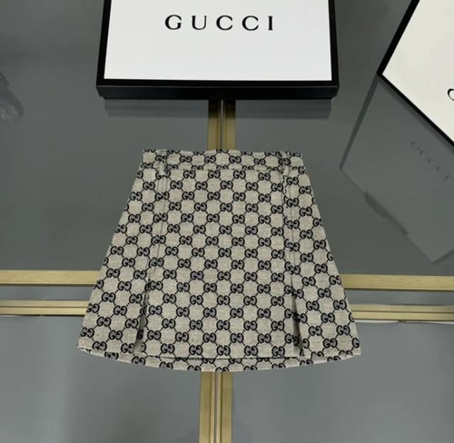 تيور قوتشي مزين بكريستالات قطعتين