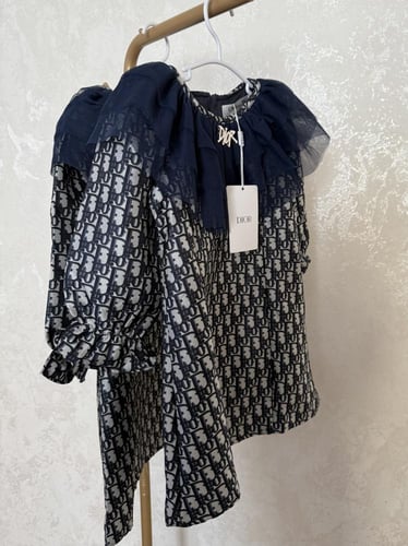 فستان ديور جاكار مزين ببروش وتل من الصدر