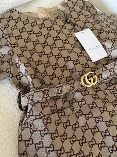 فستان قوتشي جاكار مزين بحزام ذهبي