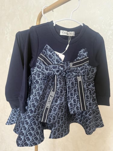 فستان ديور مزين بفيونكة كبيرة