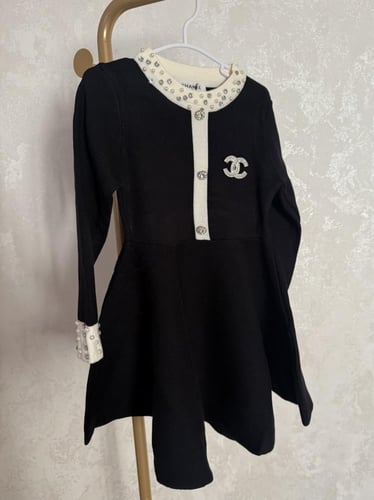 فستان شانيل صوف محبوك مزين ببروش كريستال ولؤلؤ على...