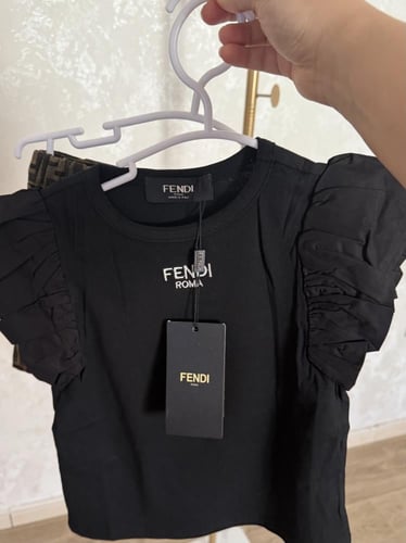 تيور فندي قطعتين باكمام بف وبروش على التنورة بعلام...