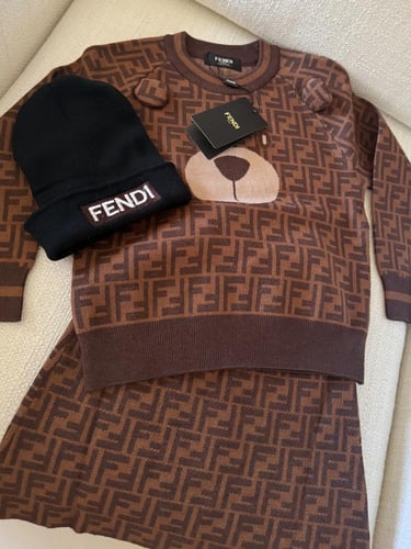 تيور فندي صوف بالكامل 3قطع بلوفر +تنورة +قبعة صوف