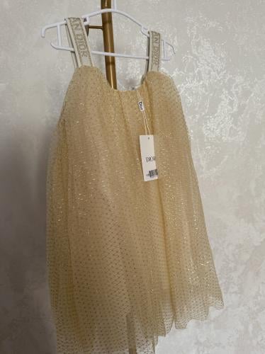 فستان ديور مكلل ذهبي بنفشة ناعمة مزين بكتابة علامة...