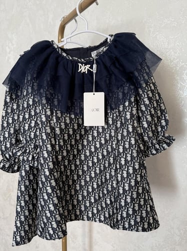 فستان ديور جاكار مزين ببروش وتل من الصدر