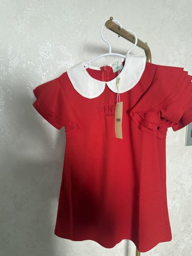 فستان فندي مزين بياقة وحركة على الكتف