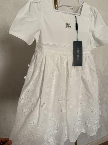 فستانD&G من الركامة الابيض مزين ببروش فضي بعلامة ا...