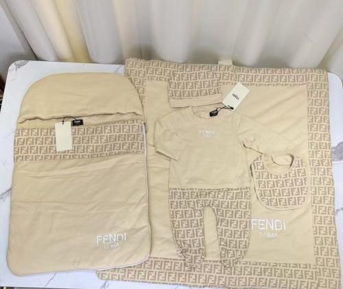 طقم استقبال مواليد فندي باللون البيج للجنسين