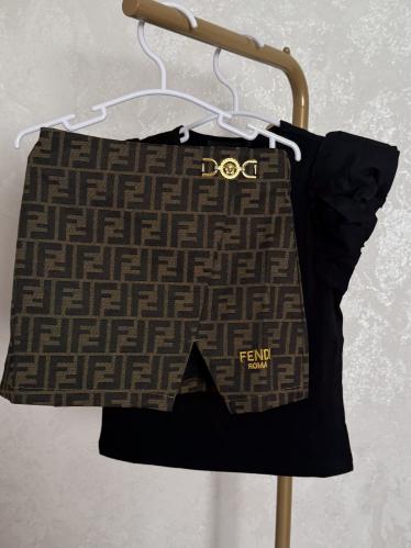 تيور فندي قطعتين باكمام بف وبروش على التنورة بعلام...