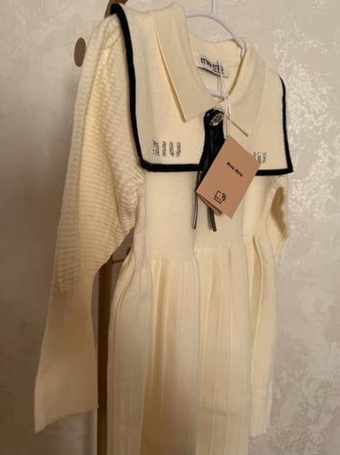 فستان ميوميو صوف محبوك مزين بكريستال وبروش انيق