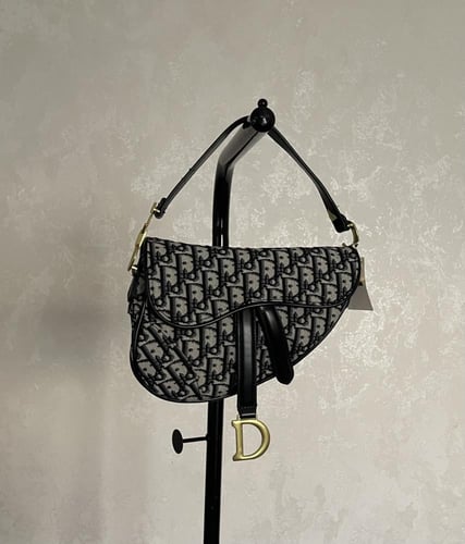 حقيبة ديور بميدالية +ستراب قماشي طويل