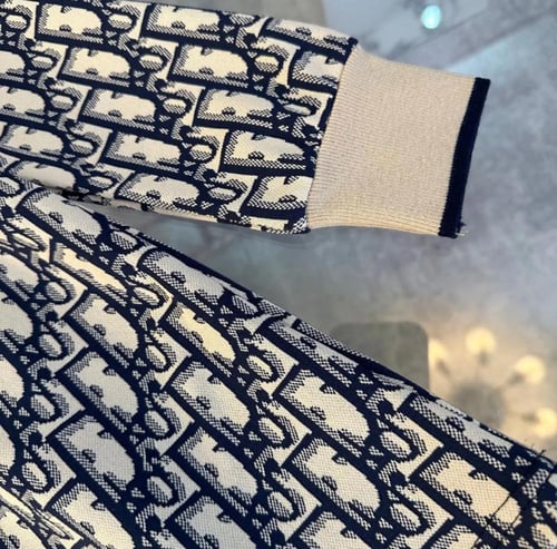 فستان ديور بكتابات مزين بأزارير ذهبي وياقة