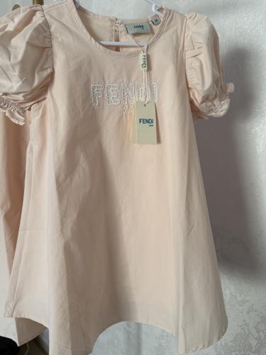 فستان فندي بينك مزين باكمام بف وعلامة الماركة تطري...