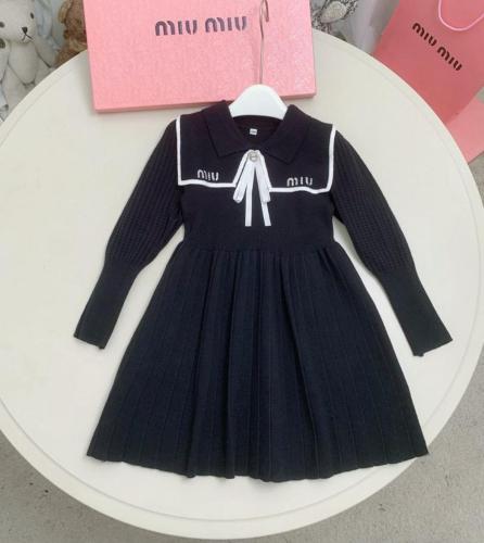 فستان ميوميو صوف مزين بياقة انيقة وبروش